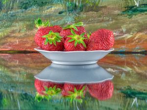 Preview wallpaper strawberries, berries, plate, reflection