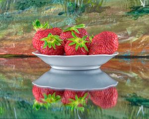 Preview wallpaper strawberries, berries, plate, reflection