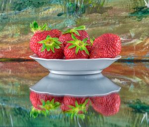 Preview wallpaper strawberries, berries, plate, reflection