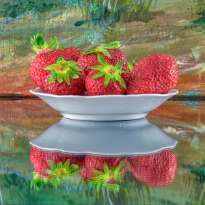 Preview wallpaper strawberries, berries, plate, reflection