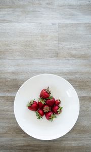 Preview wallpaper strawberries, berries, plate, food