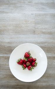 Preview wallpaper strawberries, berries, plate, food