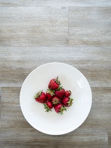 Preview wallpaper strawberries, berries, plate, food