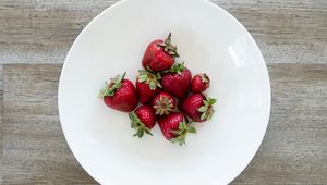 Preview wallpaper strawberries, berries, plate, food