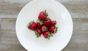 Preview wallpaper strawberries, berries, plate, food