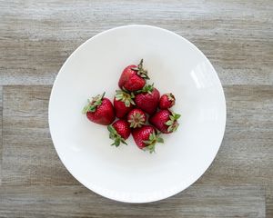 Preview wallpaper strawberries, berries, plate, food