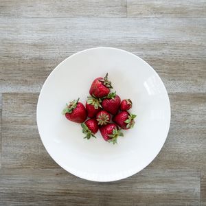 Preview wallpaper strawberries, berries, plate, food