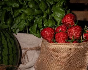 Preview wallpaper strawberries, berries, red, ripe, leaves, bag