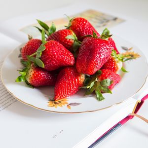 Preview wallpaper strawberries, berries, red, plate, book