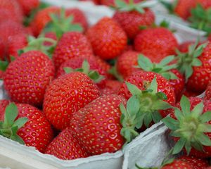 Preview wallpaper strawberries, berries, ripe