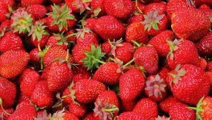 Preview wallpaper strawberries, berries, ripe