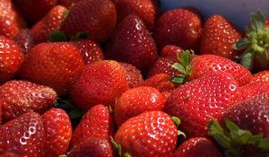 Preview wallpaper strawberries, berries, ripe, sweet