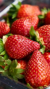 Preview wallpaper strawberries, berries, ripe, juicy, red