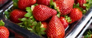 Preview wallpaper strawberries, berries, ripe, juicy, red