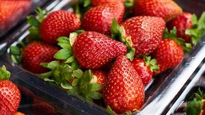 Preview wallpaper strawberries, berries, ripe, juicy, red