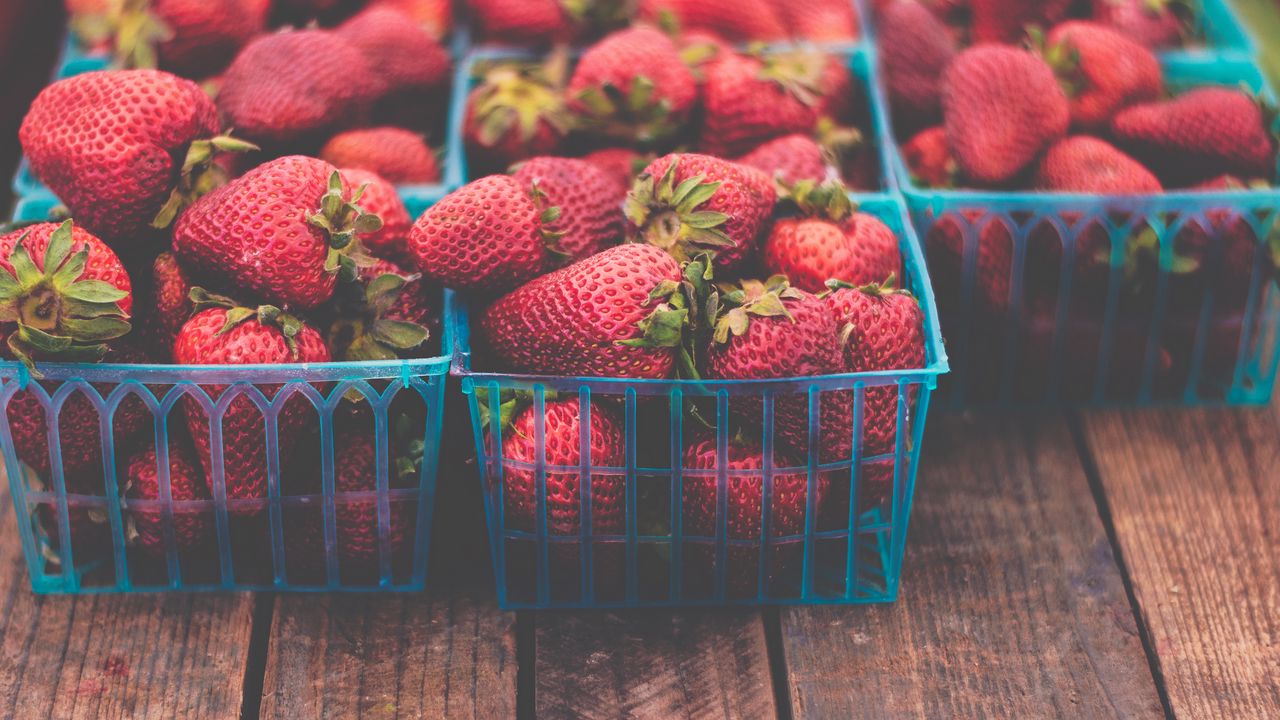 Wallpaper strawberries, berries, ripe, baskets, packing