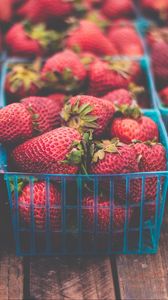 Preview wallpaper strawberries, berries, ripe, baskets, packing