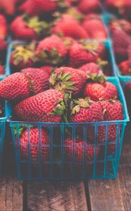 Preview wallpaper strawberries, berries, ripe, baskets, packing
