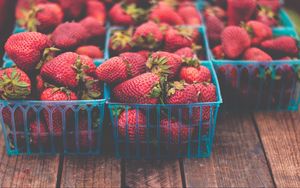 Preview wallpaper strawberries, berries, ripe, baskets, packing
