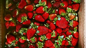 Preview wallpaper strawberries, berries, ripe, juicy