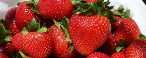 Preview wallpaper strawberries, berries, ripe, juicy