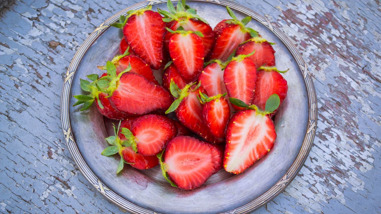 Wallpaper strawberries, berries, ripe, plate, cut