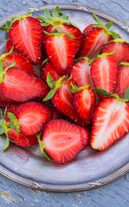 Preview wallpaper strawberries, berries, ripe, plate, cut