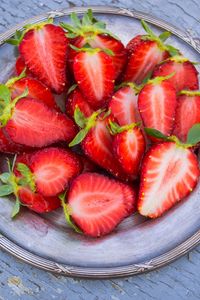 Preview wallpaper strawberries, berries, ripe, plate, cut