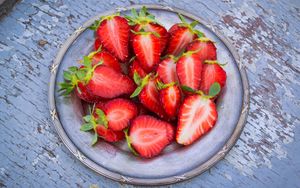 Preview wallpaper strawberries, berries, ripe, plate, cut