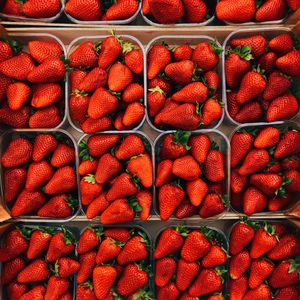 Preview wallpaper strawberries, berries, ripe, baskets