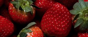Preview wallpaper strawberries, berries, ripe, red