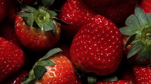 Preview wallpaper strawberries, berries, ripe, red