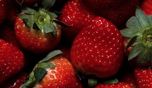 Preview wallpaper strawberries, berries, ripe, red