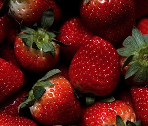 Preview wallpaper strawberries, berries, ripe, red