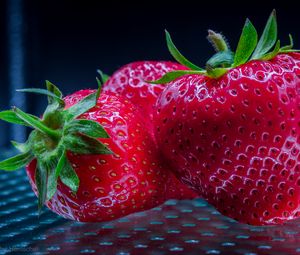 Preview wallpaper strawberries, berries, ripe, red, macro