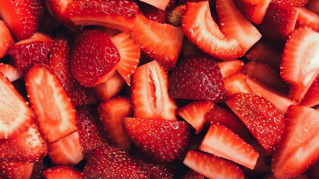 Wallpaper strawberries, berries, slices, red, ripe