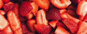 Preview wallpaper strawberries, berries, slices, red, ripe