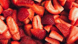 Preview wallpaper strawberries, berries, slices, red, ripe