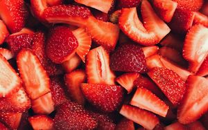 Preview wallpaper strawberries, berries, slices, red, ripe