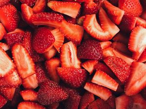 Preview wallpaper strawberries, berries, slices, red, ripe