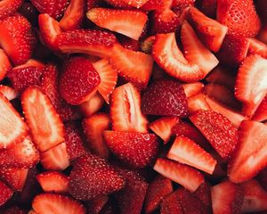 Preview wallpaper strawberries, berries, slices, red, ripe