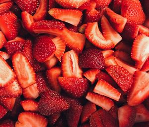 Preview wallpaper strawberries, berries, slices, red, ripe