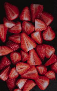 Preview wallpaper strawberries, berries, slices, ripe, red