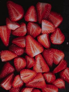 Preview wallpaper strawberries, berries, slices, ripe, red