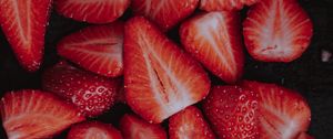 Preview wallpaper strawberries, berries, slices, ripe, red