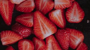 Preview wallpaper strawberries, berries, slices, ripe, red