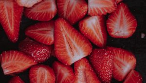 Preview wallpaper strawberries, berries, slices, ripe, red