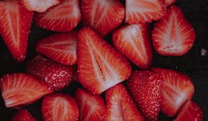 Preview wallpaper strawberries, berries, slices, ripe, red