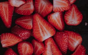 Preview wallpaper strawberries, berries, slices, ripe, red