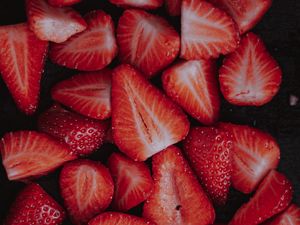 Preview wallpaper strawberries, berries, slices, ripe, red